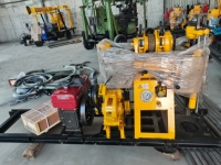 Machine de forage hydraulique pour l'exploration géologique et le forage de puits d'eau jusqu'à 130 m