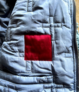 Veste en polaire Sherpa extra épaisse à col rabattable, fermeture éclair intégrale, patchwork bicolore, logo brodé vintage, fourrure Sherpa - Product Image 5