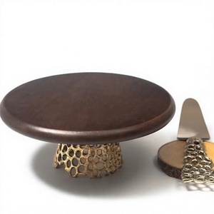 Support à gâteau en métal doré avec plateau en bois - Product Image 1