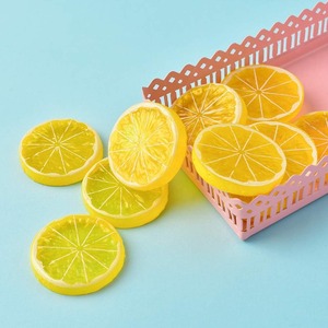 Tranches de citron artificielles en plastique de 5 cm, décoratives double face, blocs de citron pour fêtes, décorations de gobelets, fruits artificiels DIY - Product Image 2
