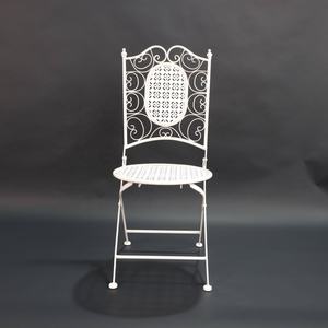 Silla plegable rústica blanca estilo Barcelona para bodas en jardín al aire libre con asiento redondo - Product Image 2