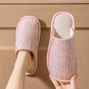 Pantuflas de casa de alta calidad y cómodas, estilo otoño-invierno, con suela gruesa antideslizante, aptas para hombres y mujeres. - Product Image 1