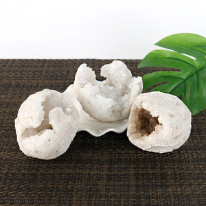Vente en gros de boules de pierres précieuses sculptées à la main, sphères de géodes en agate blanche naturelle pour la décoration Feng Shui - Product Image 1