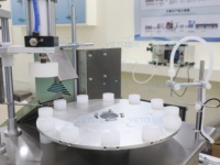 Machine de remplissage et de bouchage semi-automatique YETO à haute efficacité pour petits flacons de parfum, échantillons, huiles, vaporisateurs de parfum, toner