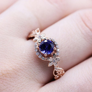 Anello Floreale Tono Rosa per Donne con Accento Blu, Gioiello Floreale per Feste e Banchetti, Accessorio per Outfit - Product Image 2
