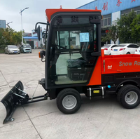 Véhicule 4x4 balayeuse à neige efficace avec brosse rotative et lame à neige, vitesse de travail réglable pour le nettoyage hivernal