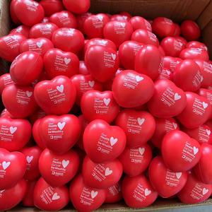 Ballon anti-stress en forme de cœur avec logo imprimé rouge, cadeaux promotionnels - Product Image 2