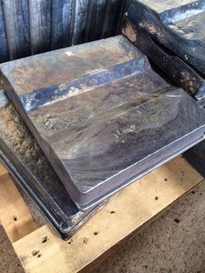 Dalle en pierre de basalte noir personnalisable avec surface naturelle polie et dégringolée pour application extérieure - Product Image 4