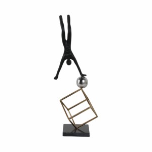 Statuetta scultorea in metallo di ginnasta su palla e cubo per decorare la casa, l'ufficio o la scrivania - Product Image 1