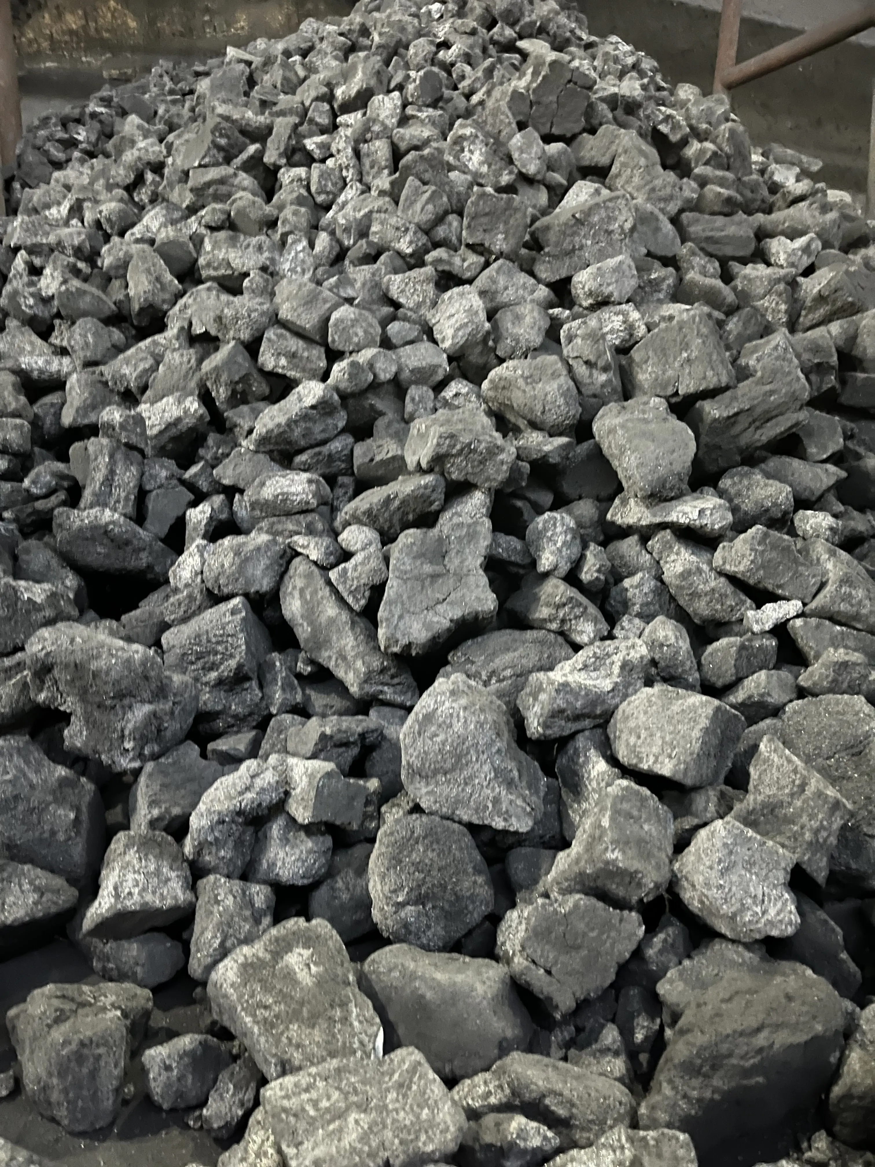 Met/Foundry Coke for Steel Making  Iron Making Ash: 10% Max  14% Max  15% Max  Size: 0-10mm  5-25mm  30-90mm 