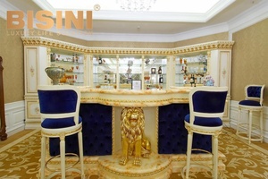 Mueble Bar de Madera Maciza de la Familia Real, Pintado a Mano en Dorado, con Vinoteca y Decoración de León - Product Image 3