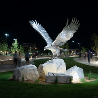 Sculpture d'aigle moderne en métal, statue d'oiseau en acier inoxydable pour entrée de complexe hôtelier, place publique, projet de paysagisme extérieur