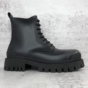 Bottines courtes en cuir véritable pour femmes de haute qualité - bottes de chevalier. Design à lacets zippés tendance avec plateforme haute. - Product Image 1