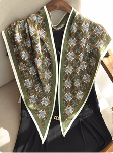 Sciarpa Triangolare in Chiffon Personalizzabile con Pois Verdi e Bordo Geometrico, Leggera e Multifunzionale - Product Image 2