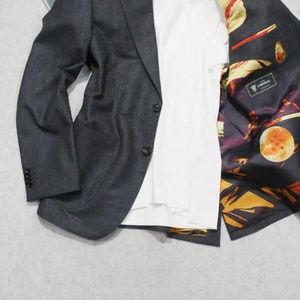 Blazer de costume d'affaires italien en laine gris foncé sur mesure pour homme avec doublure exclusive inspirée de l'anime. Vente en gros de confection sur mesure pour B2B - Product Image 3