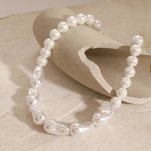 Collier de perles blanches baroques de forme irrégulière pour femme, à porter au quotidien, fermoir en or 18 carats - Product Image 3