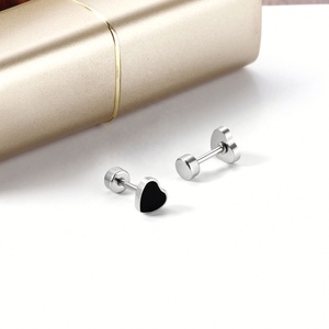 Boucles d'oreilles clous cœur émaillées colorées pour enfants, plaqué or 18 carats, en acier inoxydable, avec fermoirs à vis – Nouveauté promotionnelle - Product Image 5