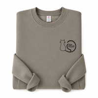 Sweat-shirt à col rond personnalisé avec silhouette de chat brodée et motif de nom en cercle sur la queue, pour un cadeau personnalisé pour les amoureux des chats
