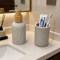 Ensemble de salle de bain 2 pièces en polyrésine aspect ciment cannelé vertical, comprenant un distributeur de savon à pompe en bambou et un gobelet cannelé, accessoires de vanité pour salle de bain