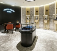 Vitrine de présentation de montres incurvée de luxe sur mesure, comptoir en verre pour boutiques de montres de luxe
