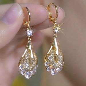 Boucles d'oreilles goutte d'eau en maille dorée plaqué or 14 carats, tendance, en alliage de zinc, avec cristaux, faites sur mesure pour femme - Product Image 2