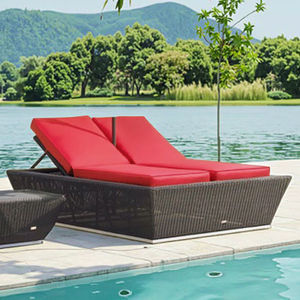 Ensemble de mobilier de patio extérieur en osier avec double chaise longue et parasol pour hôtels et cours - Product Image 3