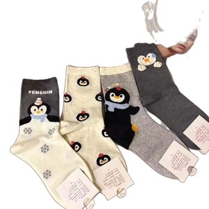 Calcetines de Pingüino de Dibujos Animados Estilo Coreano para Mujer, Calcetines de Invierno de Jacquard Suaves y Cálidos hasta la Pantorrilla - Product Image 4