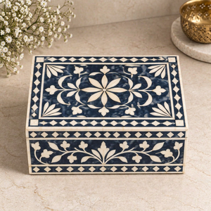 Caja de Joyería de Madera Maciza Azul y Blanca SOFIYA CRAFT con Cierre de Llave y Diseño Grabado, Estilo Rectangular Moderno - Product Image 1