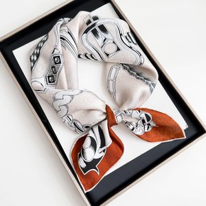 Pañuelo de Seda Cuadrado con Diseño de Cine, 65cm, de Seda de Morera Estampada, para Mujer, Estilo de Viaje a la Moda Verano 2026 - Product Image 4