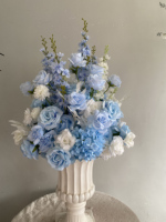 Chemin de table floral artificiel bleu poussière et blanc, arrangement de roses, delphiniums et hortensias, centre de table pour allée de mariage et décoration de banquet