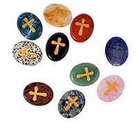 Handgeschnitztes Natürliches Heilendes Meditations-Kreuz aus Gemischten Kristallen, Ovaler Handstein mit Lasergravur als Dekorationsobjekt