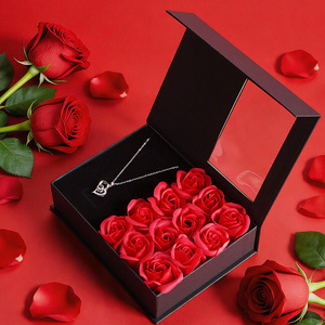 Set <span class=keywords><strong>Regalo</strong></span> Rosa 2026 di Tendenza: Scatola con Rosa di Sapone e Collana con Ciondolo a Cuore, <span class=keywords><strong>Regalo</strong></span> Romantico <span class=keywords><strong>per</strong></span> <span class=keywords><strong>Lei</strong></span>, San Valentino - Product Image 5