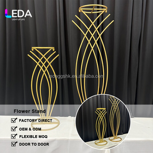 Centro de Mesa LEDA de Alta Calidad con Base y Florero de Metal Dorado para Bodas y Fiestas - Product Image 2