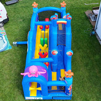 Structure gonflable commerciale Monde Sous-Marin avec toboggan et parcours d'obstacles, pour aire de jeux extérieure et fêtes d'enfants