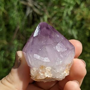 Vente en gros de baguettes en améthyste sculptées à la main, tours de cristal brut en pierre naturelle pour la méditation, artisanat en cristal en gros - Product Image 2