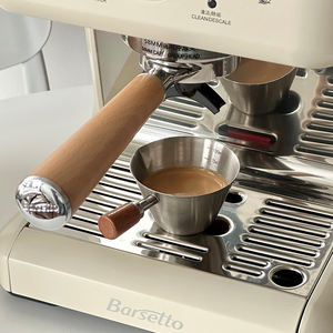 Taza Medidora de Acero Inoxidable para Espresso con Boquilla y Mango de Madera Grueso, Taza de Extracción de Espresso con Agarre Cómodo y Fácil Vertido - Product Image 5