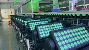 Luz de Cabeza Móvil COMET 44IP 44X15W RGBW 4IN1 LED Matrix WASH con Luz de Colores, IP65, Entrada/Salida PowerCON TRUE1 - Product Image 3
