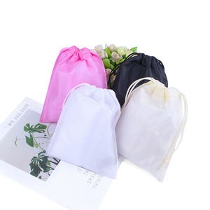 Stock 20*28CM <span class=keywords><strong>Pas</strong></span> <span class=keywords><strong>Cher</strong></span> Non-Tissé Logo Personnalisé Cadeau <span class=keywords><strong>Crampon</strong></span> de Glace Sacs à Cordon Rose Noir Beige - Product Image 2