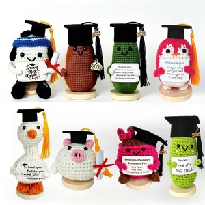 Poupées en laine faites main au crochet pour la saison des diplômes, à énergie positive, avec chapeau de doctorat, avocat, requin, concombre, citrouille et diverses décorations - Product Image 1
