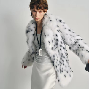 Cappotto <span class=keywords><strong>da</strong></span> <span class=keywords><strong>Donna</strong></span> <span class=keywords><strong>Invernale</strong></span> di Lusso in Pelliccia di Volpe con Design Maculato, Lunghezza Media e Collo a Revers in Velluto di Lince - Product Image 4