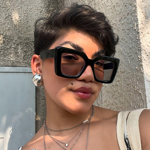 Directo de fábrica, barato, al por mayor, moda para mujer, tendencia baja MOQ personalizar Logo, gafas de sol con montura cuadrada negra para fiesta de boda - Product Image 1