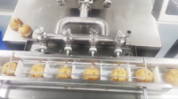 Applications automatiques de la machine d'injection par le haut: remplissage, décoration et injection sur le dessus des gâteaux, du pain, des beignets et des bouffées