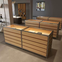 Vitrine d'îlot moderne en aluminium avec tiroirs multi-niveaux pour la maison, les boutiques, les bijouteries et les salles d'exposition
