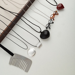 Collar de aleación de clavícula con corazón de cadena de suéter largo regalo de celebridad de Internet peine de gafas con estilo fresco de moda para mujer de gama alta - Product Image 1