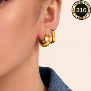 Dos pares de aretes de aro anchos de acero de titanio chapados en oro, aretes circulares de alto brillo con efecto espejo, estilo INS transfronterizo. - Product Image 3