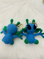 Vente en gros de poupées extraterrestres mignonnes faites à la main en tricot et au crochet, objets décoratifs