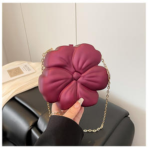 Mini bolso en forma de flor Acrílico multicolor personalizado para mujer, bolsos de lápices labiales cruzados con cadena, venta al por mayor - Product Image 4