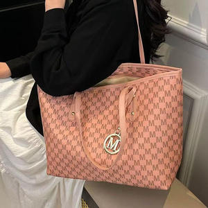 Bolso de hombro de gran capacidad con patrón vintage Bolso de cuero de PU con estampado retro para mujer - Product Image 5