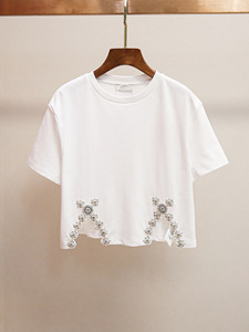 Camiseta Corta Casual con Abertura Lateral y Diamantes para Mujer, a la Moda - Product Image 2