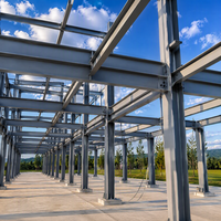 Bâtiment d'atelier préfabriqué en structure métallique, hangar industriel sur mesure avec panneaux isolants pour machines et usines de production